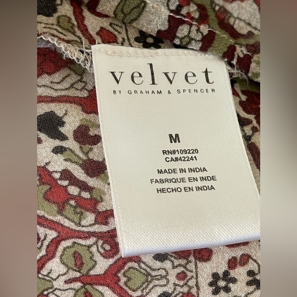 Velvet by Graham & Spencer Women's Ariana Printed Smocked Dress in Medium - Picture 7 of 8